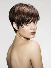 short brown hairstyles with highlights